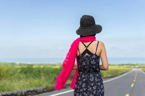 空の下で道路走行女性徒歩 — ストック写真