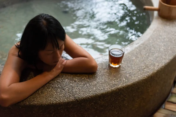 Asiatische Reifen Frau Fühlen Sich Entspannt Bei Die Heiße Quelle — Stockfoto