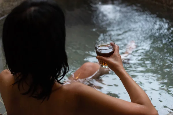 Vue Arrière Asiatique Mature Femme Tenir Une Tasse Thé Piscine — Photo