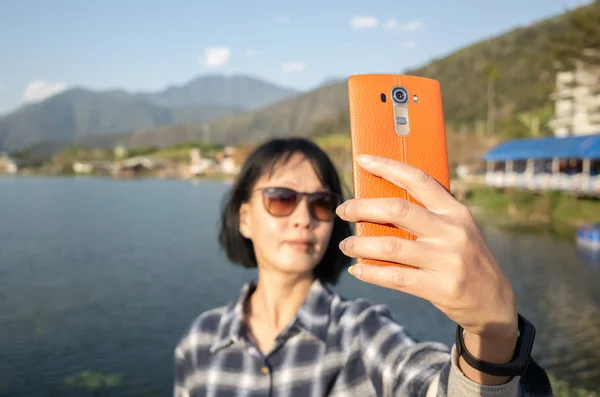 Rijpe Aziatische Vrouw Nemen Een Selfie Buurt Van Het Meer — Stockfoto