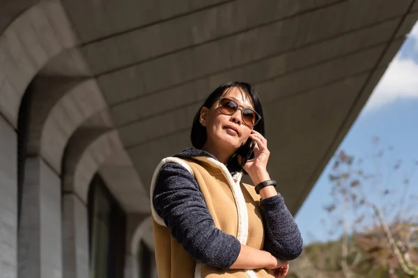 Asiatico Matura Bellezza Parlare Sul Cellulare Moderno Edificio — Foto Stock