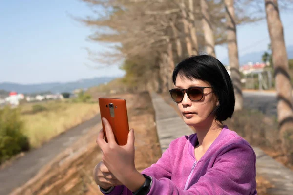 Rijpe Aziatische Schoonheid Neem Een Selfie Outdoor — Stockfoto