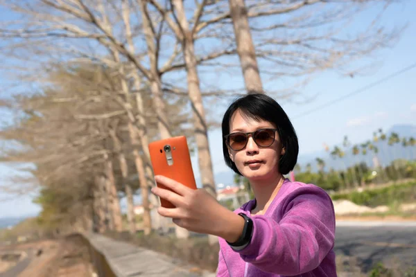 Maturo Asiatico Bellezza Prendere Selfie All Aperto — Foto Stock