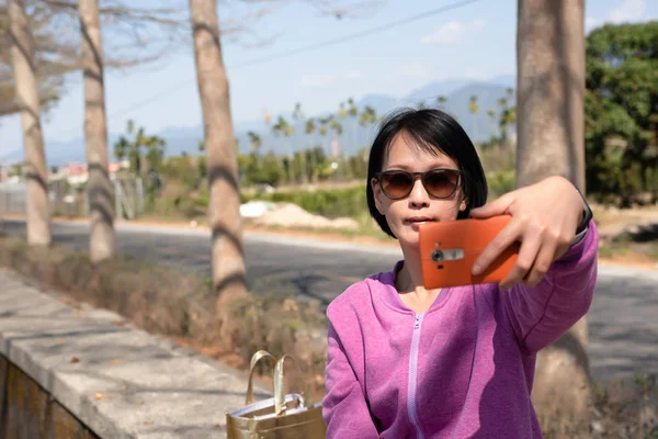 成熟したアジアの美しさは 屋外で Selfie を取る — ストック写真