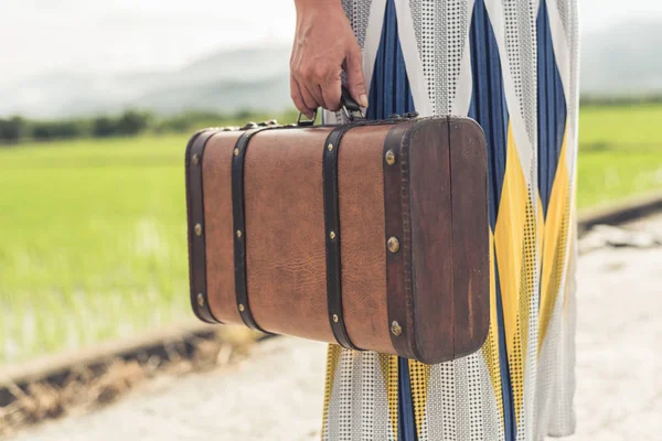 Vrouw Met Een Koffer Weg Het Platteland — Stockfoto