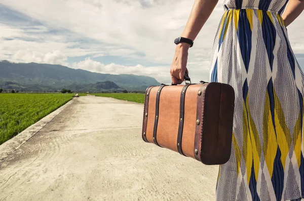 Donna Con Mano Una Valigia Strada Campagna — Foto Stock