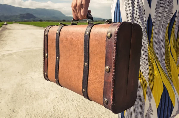 Femme Tenant Une Valise Sur Route Campagne — Photo