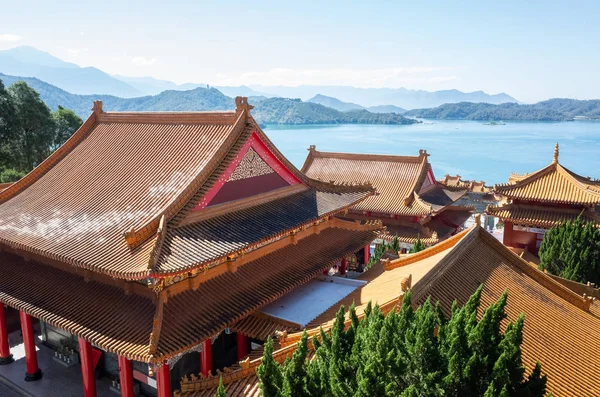 台湾新月湖文武寺传统屋顶 — 图库照片