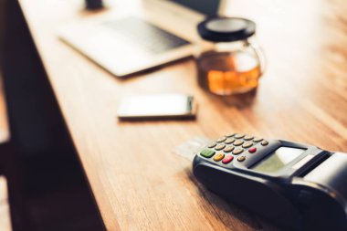 bir kredi kartı makine, ödeme veya alışveriş kavramı kullanarak