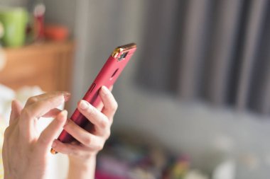 Evde yatakta Smartphone kullanan kadın