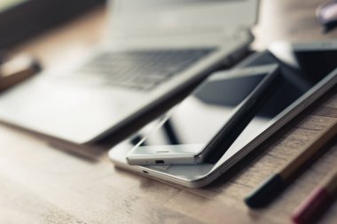 kimse evde çalışma kavramı ile masa üstünde Laptop