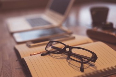 gözlük ve kimse evde çalışma kavramı ile masa üstünde laptop