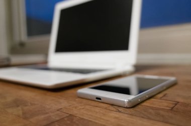 evde gece ahşap masa laptop ile çalışma