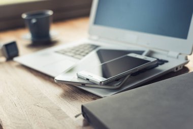 Tablo kimse evde çalışma kavramı ile akıllı telefon