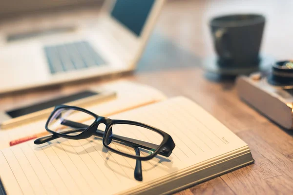 Gafas Portátil Sobre Mesa Con Nadie Concepto Trabajo Casa —  Fotos de Stock