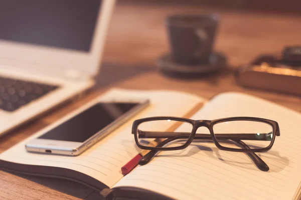 Gafas Portátil Sobre Mesa Con Nadie Concepto Trabajo Casa —  Fotos de Stock