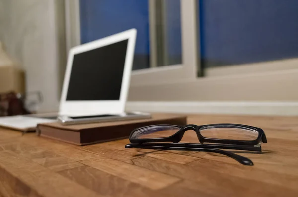 Trabalhando Casa Com Laptop Mesa Madeira Durante Noite — Fotografia de Stock