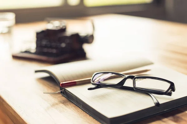 Notebook Com Máquina Escrever Mesa Com Ninguém Conceito Trabalhar Casa — Fotografia de Stock