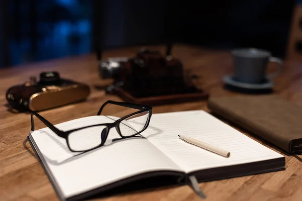 Γυαλιά Και Σημειωματάριο Στο Τραπέζι Κανείς Δεν Έννοια Της Εργασίας — Φωτογραφία Αρχείου