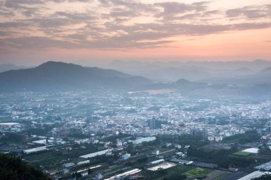 Turuncu bulutlar ve gökyüzü Puli şehrin Nantou, Tayvan, günbatımı manzara