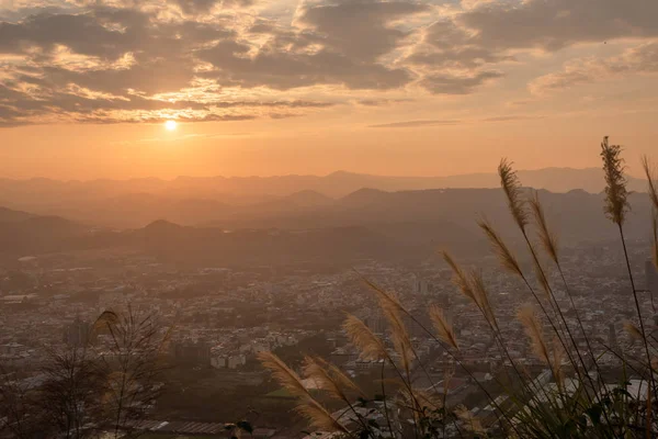 Cenário Pôr Sol Com Nuvens Laranja Céu Cidade Puli Nantou — Fotografia de Stock