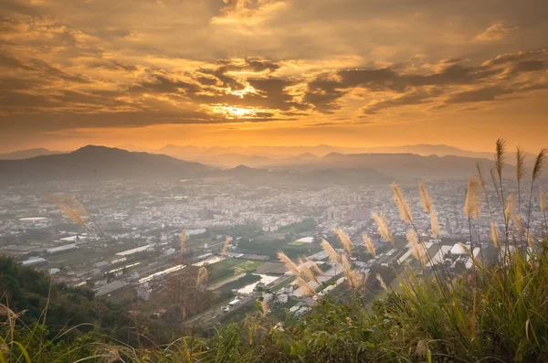 Zonsondergang Landschap Met Oranje Wolken Lucht Stad Puli Nantou Taiwan — Stockfoto