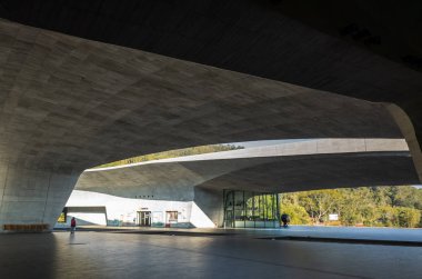 Nantou, Tayvan - 25 Ocak 2019: Xiangshan ziyaretçi merkezi ünlü dönüm noktası modern çimento tarzı Puli, Nantou, Tayvan, Asya