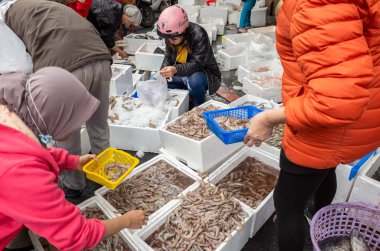 Nantou, Tayvan - 31 Ocak 2019: insanlar balık Puli kentindeki Nantou, Tayvan, geleneksel Market'teki satın.