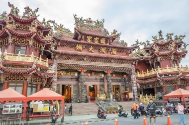 Nantou, Tayvan - 8 Şubat 2019: Puli Heng Ji Gong Matsu Tapınağı ile gökyüzü Puli, Nantou, Tayvan, Asya üzerinde fener