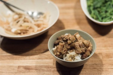 kimse ile masada pirinç kızarmış domuz eti