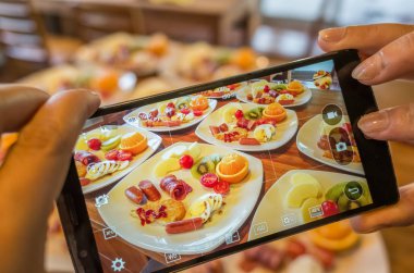 sabah kahvaltı masasında fotoğraf çekme