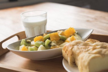 Sabah kahvaltıda süt, meyve ve kek.