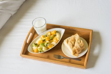 Sabah kahvaltıda süt, meyve ve kek.