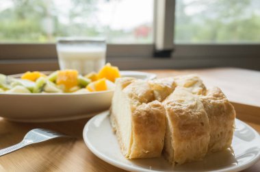 Sabah kahvaltıda süt, meyve ve kek.