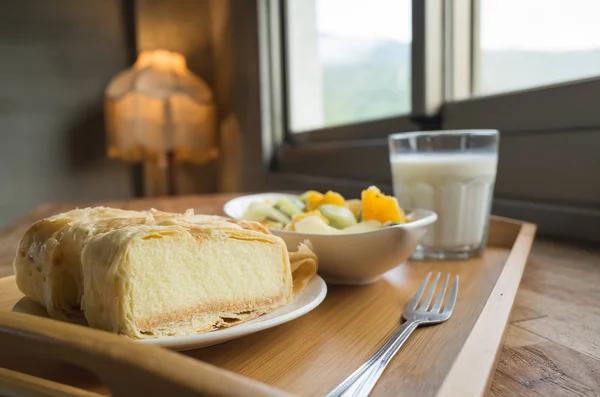 Завтрак Молоком Фруктами Тортом Утрам — стоковое фото