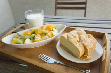 Sabah kahvaltıda süt, meyve ve kek.