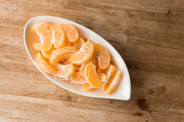 portakal yemek masada kimse