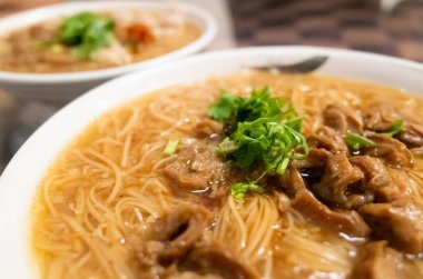 Domuz bağırsağıyla ince erişte, ünlü ve geleneksel Tayvan atıştırmalıkları.