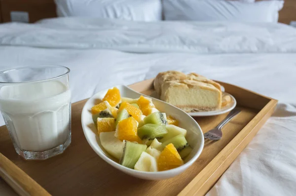 Frühstück Mit Milch Obst Und Kuchen Morgen — Stockfoto