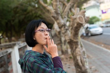 Asyalı Olgun kadın Sigara