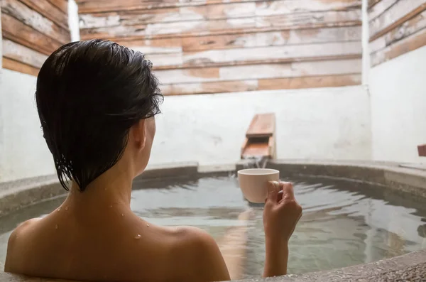 Vrouw houdt een kopje koffie — Stockfoto