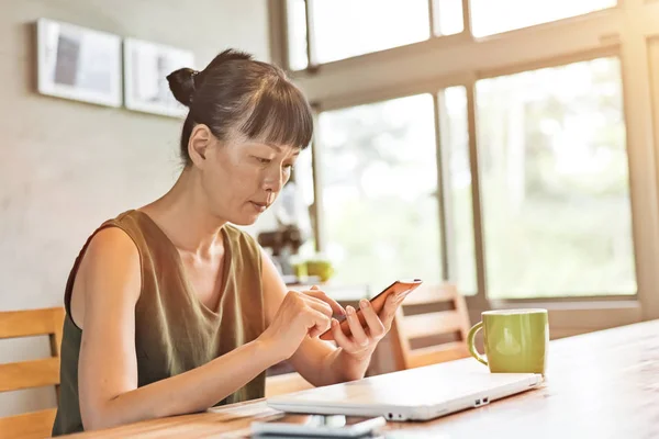 Mujer usando smartphone — Foto de Stock