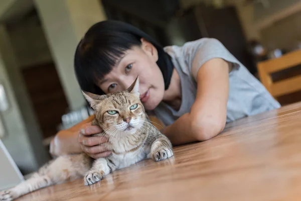 Vrouw touch haar kat — Stockfoto