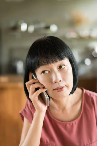 Женщина разговаривает по смартфону — стоковое фото