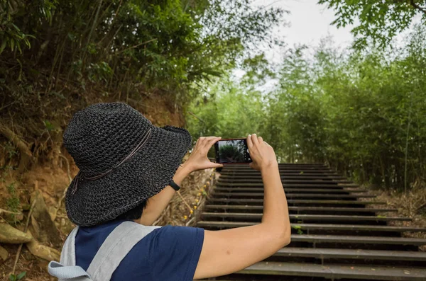 Tomar una foto al hacer senderismo — Foto de Stock