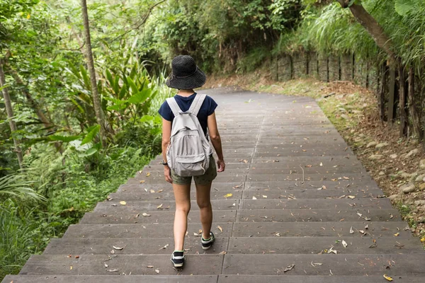 Donna asiatica trekking — Foto Stock