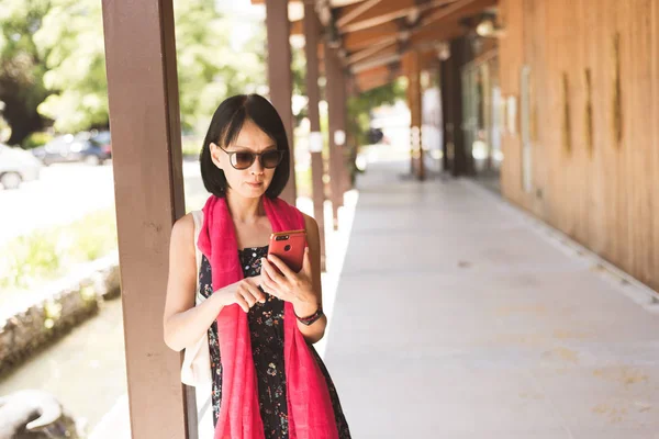 Mujer usando teléfono celular —  Fotos de Stock