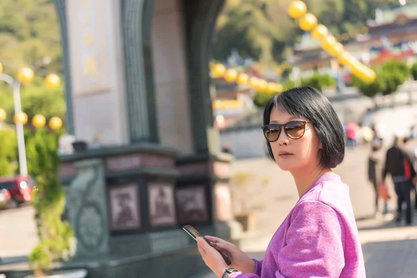 Mujer usando el teléfono celular — Foto de Stock