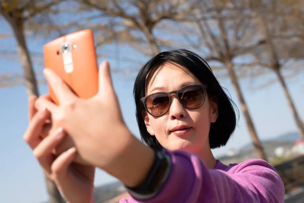 아시아 아름다움 걸릴는 selfie — 스톡 사진