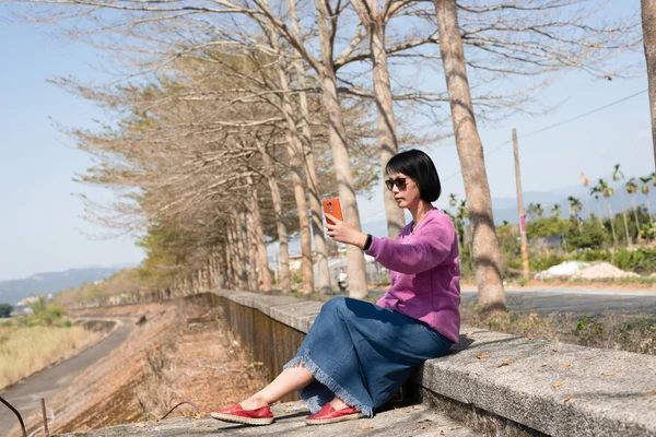 Olgun Asyalı kadın selfie — Stok fotoğraf